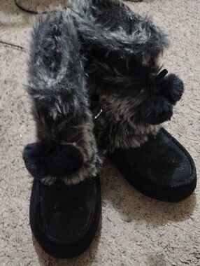 Women's Black Faux-Fur Pom Pom Slip-On Slippers